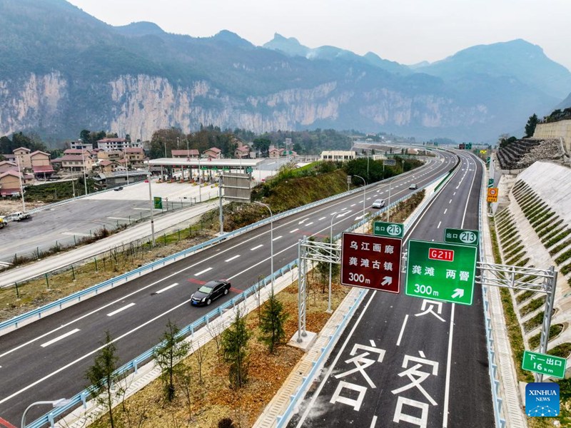 Picha hii iliyopigwa Januari 2, 2025 ikionyesha magari yakiendeshwa kwenye barabara kuu ya pili inayounganisha Mji wa Chongqing, kusini-magharibi mwa China na Mkoa wa Hunan, katikati mwa China. (Xinhua/Tang Yi)