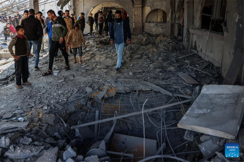 Watu wakiwa wamekusanyika kwenye jengo lililobomolewa kwa shambulizi la bomu la Israel katikati mwa mji wa kusini mwa Ukanda wa Gaza wa Khan Younis, Januari 2, 2025. (Picha na Rizek Abdeljawad/Xinhua)