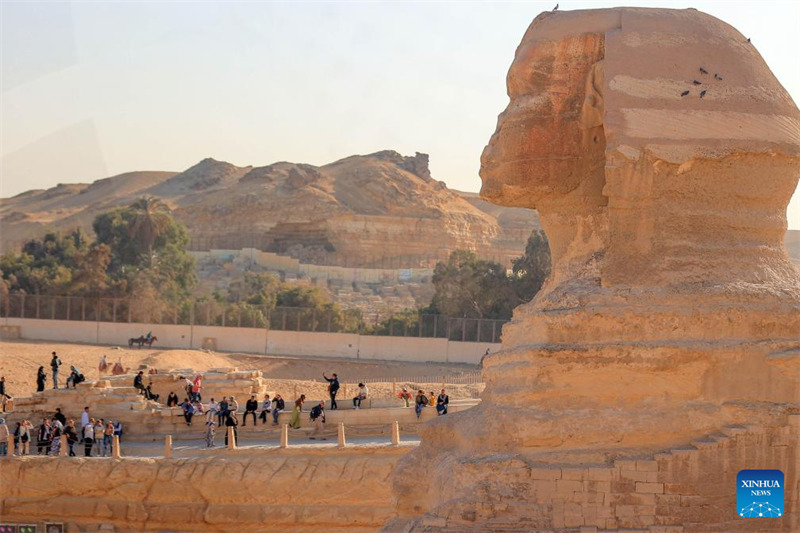 Watalii wakitembelea Sphinx katika eneo la kivutio cha watalii la Piramidi za Giza mjini Giza, Misri, Januari 2, 2025. (Xinhua/Ahmed Gomaa)