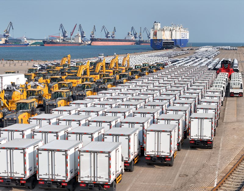 Picha hii iliyopigwa na droni ikionyesha magari yatakayosafirishwa kwenda nje ya nchi katika Bandari ya Yantai, mkoa wa Shandong, mashariki mwa China, Januari 2, 2025. (Picha/IC Photo)
