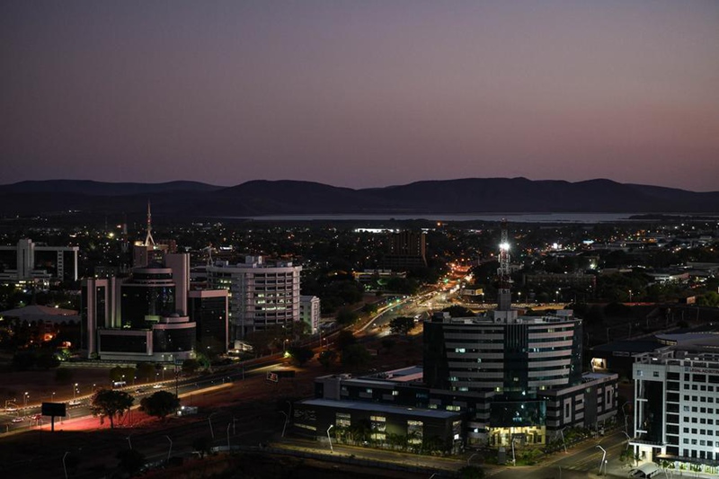 Picha hii iliyopigwa Oktoba 31, 2024 ikionyesha mwonekano wa machweo ya Gaborone, Botswana. (Xinhua/Han Xu)