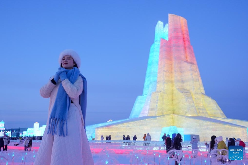 Mtembeleaji akipiga picha katika Bustani ya Dunia ya Barafu na Theluji ya Harbin huko Harbin, Mkoa wa Heilongjiang, kaskazini mashariki mwa China, Januari 5, 2025. (Xinhua/Wang Jianwei) 