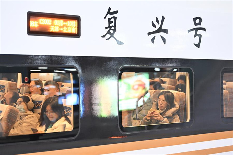 Abiria wakisubiri ndani ya treni ya mwendokasi kuelekea Beijing kwenye Stesheni ya Reli ya Tianjin mjini Tianjin, kaskazini mwa China, Desemba 10, 2024. (Xinhua/Li Ran)