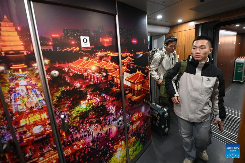 Abiria wakipanda treni ya G828 kuelekea Hong Kong kwenye Stesheni ya Reli ya Xi'an Kaskazini mjini Xi'an, Mkoa wa Shaanxi, kaskazini-magharibi mwa China, Januari 5, 2025. (Xinhua/Li Yibo)