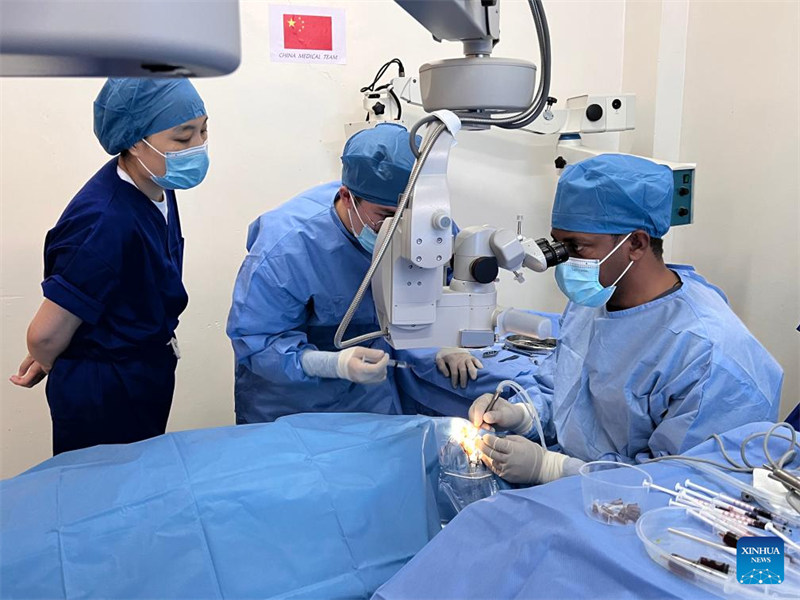 Madaktari wa China na daktari wa Ethiopia wakifanya upasuaji wa mtoto wa jicho katika Hospitali ya Tirunesh Beijing mjini Addis Ababa, Ethiopia, Januari 2, 2025. (Hospitali ya Macho ya Tianjin/kupitia Xinhua)