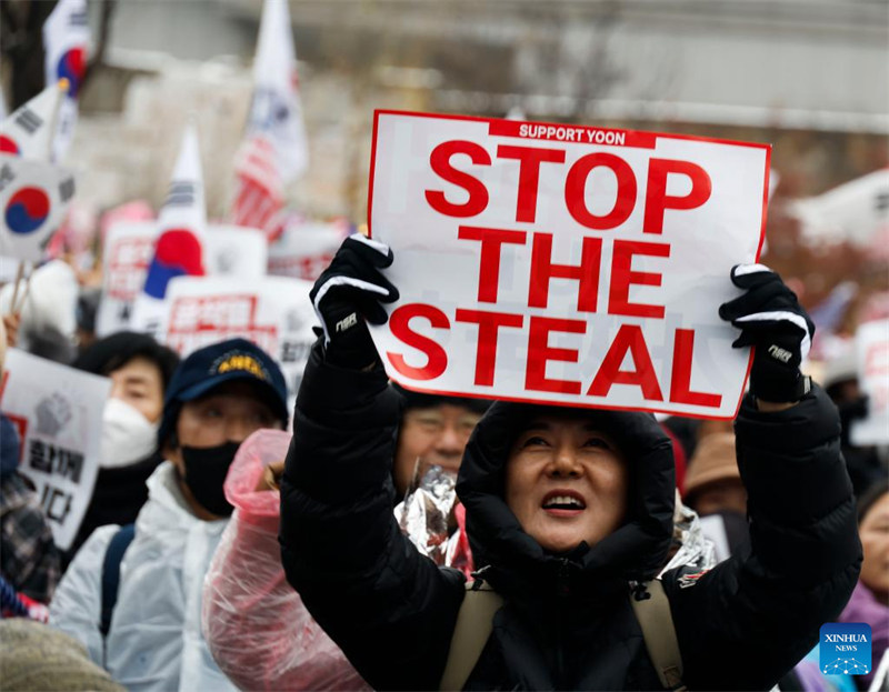Wafuasi wa Rais wa Korea Kusini aliyeondolewa madarakani Yoon Suk-yeol wakiwa wamekusanyika katika maandamano karibu na makazi ya rais mjini Seoul, Korea Kusini, Januari 5, 2025. (Picha na Jun Hyosang/Xinhua)