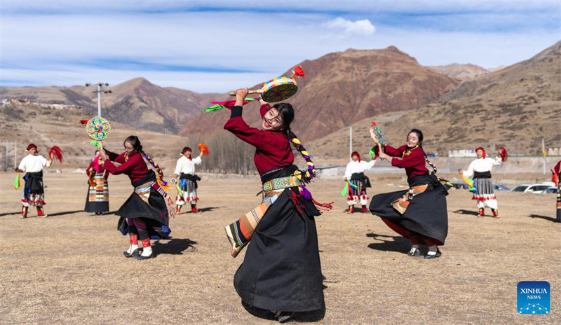 Watu wakicheza Ngoma ya Reba katika Mji wa Chido wa Wilaya ya Dengqen, Qamdo, Mkoa unaojiendesha wa Xizang, kusini-magharibi mwa China, Januari 5, 2025. (Picha na Tenzin Nyida/ Xinhua)