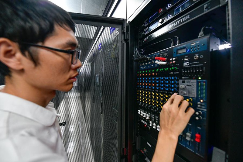 Mfanyakazi akikagua  uendeshaji wa vifaa katika Maabara Muhimu ya Kitaifa ya Data Kubwa ya Umma katika Chuo Kikuu cha Guizhou mjini Guiyang, Mkoa wa Guizhou, kusini-magharibi mwa China, Agosti 29, 2024. (Xinhua/Yang Wenbin)
