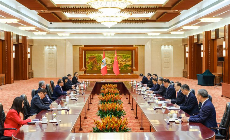 Zhao Leji, mwenyekiti wa Kamati ya Kudumu ya Bunge la Umma la China, akifanya mazungumzo na mwenyekiti wa Bunge la Peru Eduardo Salhuana katika Jumba la Mikutano ya Umma mjini Beijing, mji mkuu wa China, Januari 6, 2025. (Xinhua/Ding Lin)