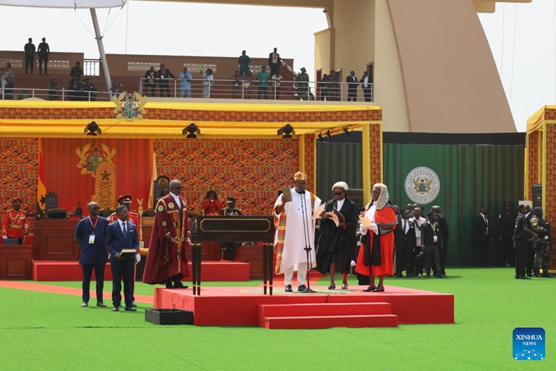 Rais wa Ghana John Dramani Mahama (katikati) akiwa kwenye hafla ya uapisho katika uwanja wa Black Star mjini Accra, Ghana Januari 7, 2025.  (Xinhua/Seth)