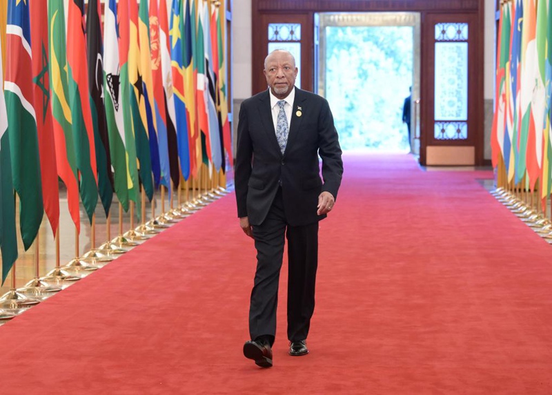 Rais wa Namibia Nangolo Mbumba akiwasili kwa hafla ya ufunguzi wa Mkutano wa Kilele wa 2024 wa Jukwaa la Ushirikiano kati ya China na Afrika (FOCAC) kwenye Jumba la Mikutano ya Umma mjini Beijing, mji mkuu wa China, Septemba 5, 2024. (Xinhua/Li He)