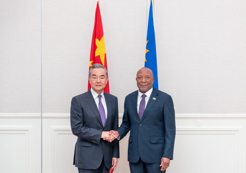 Rais wa Namibia Nangolo Mbumba akikutana na Wang Yi, Waziri wa Mambo ya Nje wa China ambaye pia ni mjumbe wa Ofisi ya Siasa ya Kamati Kuu ya Chama cha Kikomunisti cha China (CPC), mjini Swakopmund, Namibia, Januari 6, 2025. (Xinhua/Zhang Yudong)