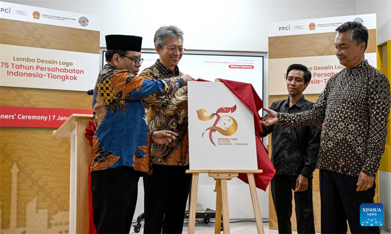 Wanadiplomasia wa Indonesia na China wakitangaza alama ya kuadhimisha miaka 75 tangu kuanzishwa kwa uhusiano wa kidiplomasia kati ya nchi hizi mbili huko Jakarta, Indonesia, Januari 7, 2025. (Xinhua/Agung Kuncahya B.)