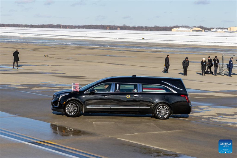 Gari la kubebea maiti ya rais lililobeba jeneza lenye mwili wa Rais wa zamani wa Marekani Jimmy Carter likiondoka kwenye uwanja wa ndege wa Joint Base Andrews mjini Maryland, Marekani, Januari 7, 2025. (Xinhua/Hu Yousong)