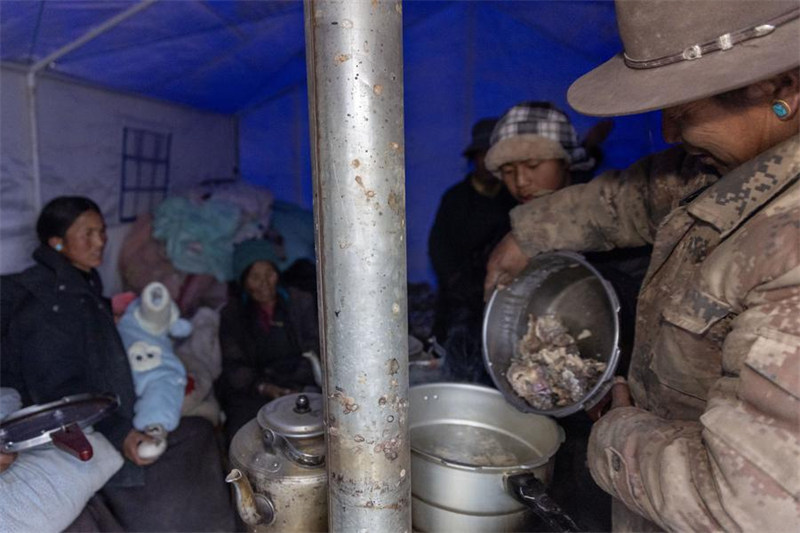 Wakazi walioathiriwa na tetemeko la ardhi wakipika chakula cha jioni ndani ya hema katika kijiji cha Xigaze, Mkoa unaojiendesha wa Xizang, kusini-magharibi mwa China, Januari 7, 2025. (Xinhua/Shabiki wa Jiang)