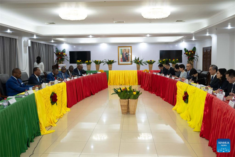 Waziri wa Mambo ya Nje wa China Wang Yi, ambaye pia ni mjumbe wa Ofisi ya Siasa ya Kamati Kuu ya Chama cha Kikomunisti cha China (CPC), akifanya mazungumzo na Waziri wa Mambo ya Nje wa Jamhuri ya Kongo Jean-Claude Gakosso mjini Brazzaville, Jamhuri ya Kongo, Januari 7, 2025. (Xinhua/Zheng Yangzi)
