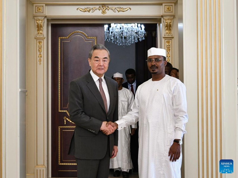 Rais wa Chad Mahamat Idriss Deby Itno akipeana mkono na Waziri wa Mambo ya Nje wa China Wang Yi, ambaye pia ni mjumbe wa Ofisi ya Siasa ya Kamati Kuu ya Chama cha Kikomunisti cha China (CPC), kwenye mkutano wao mjini N'Djamena, Chad, Januari 8 , 2025. (Xinhua/Han Xu)