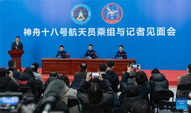 Wanaanga Ye Guangfu (wa pili kulia), Li Cong (wa kwanza kulia) na Li Guangsu (wa tatu kulia) wa chombo cha Shenzhou-18 cha China waliorudi duniani wakikutana na waandishi wa habari mjini Beijing, mji mkuu wa China, Januari 8, 2025. (Xinhua/Li Minggang )