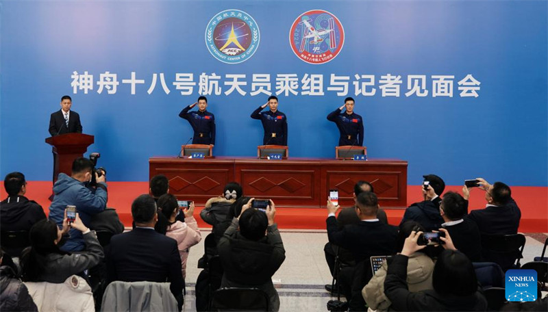 Wanaanga wa Chombo cha Shenzhou-18 wakutana na waandishi wa habari baada ya kurudi kutoka anga ya juu