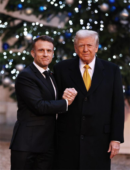 Rais wa Ufaransa Emmanuel Macron (Kulia) akikutana na Rais mteule wa Marekani Donald Trump katika Ikulu ya Elysee mjini Paris, Ufaransa, Desemba 7, 2024. (Xinhua/Gao Jing)
