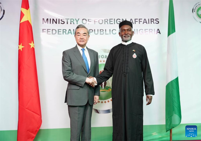 Waziri wa Mambo ya Nje wa China Wang Yi (kushoto), ambaye pia ni mjumbe wa Ofisi ya Siasa ya Kamati Kuu ya Chama cha Kikomunisti cha China (CPC), akipeana mkono na Waziri wa Mambo ya Nje wa Nigeria Yusuf Tuggar kwenye mkutano wao mjini Abuja, Nigeria, Januari 9, 2025. (Xinhua) /Yang Zhe)