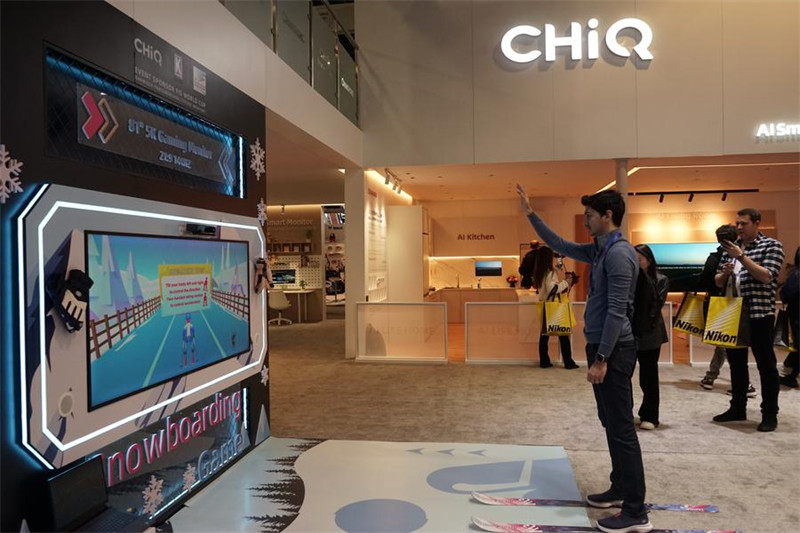 Watu wakitembelea eneo la maonyesho la kampuni ya Changhong ya China kwenye Maonyesho ya Watumiaji wa Vifaa vya Kielektroniki (CES) 2025 mjini Las Vegas, Marekani, Januari 7, 2025. (Picha na Zeng Hui/Xinhua)