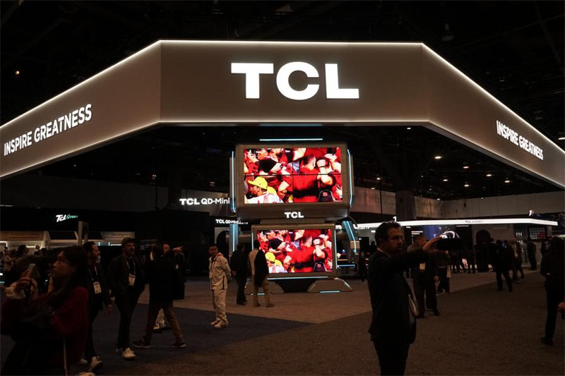 Watu wakitembelea eneo la maonyesho la kampuni ya TCL ya China kwenye Maonyesho ya Vifaa vya matumizi vya Kielektroniki (CES) 2025 mjini Las Vegas, Marekani, Januari 7, 2025. (Picha na Zeng Hui/Xinhua)