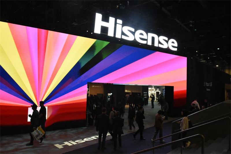 Watu wakitembelea eneo la maonyesho la kampuni ya Hisense ya China kwenye Maonyesho ya Vifaa vya Kielektroniki vya matumizi (CES) 2025 mjini Las Vegas, Marekani, Januari 7, 2025. (Picha na Zeng Hui/Xinhua)