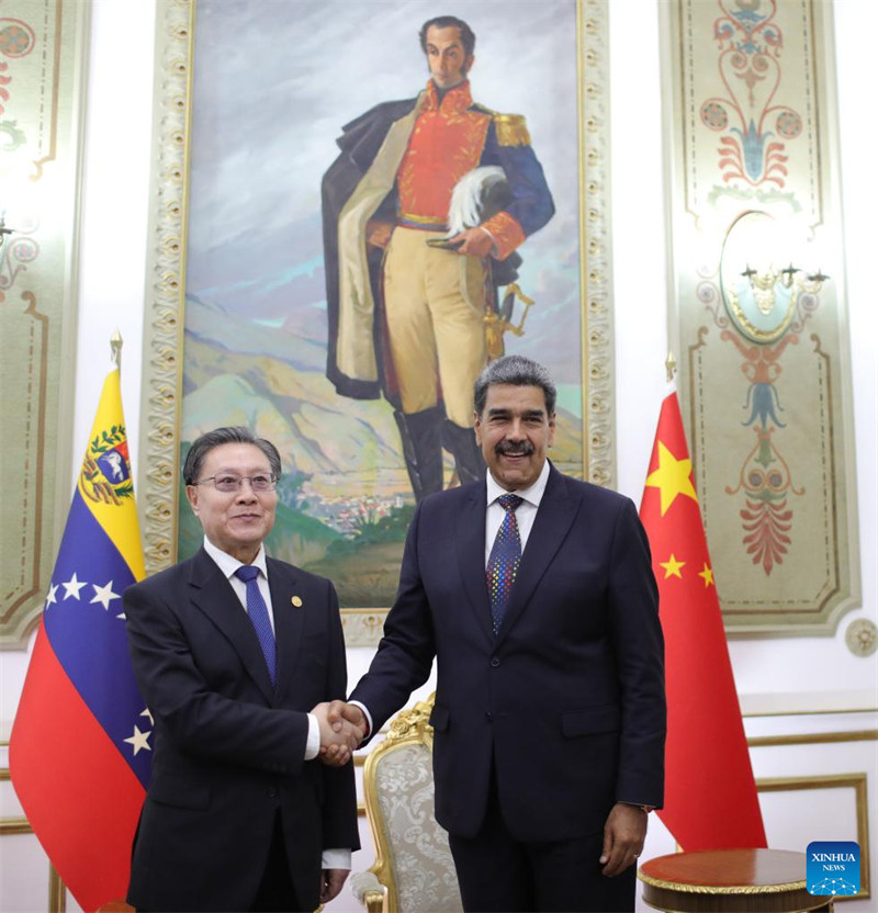 Rais wa Venezuela Nicolas Maduro (kulia) akikutana na mjumbe maalum wa Rais Xi Jinping wa China Wang Dongming, ambaye pia ni naibu mwenyekiti wa Kamati ya Kudumu ya Bunge la Umma la China, huko Caracas, Venezuela, Januari 10, 2025. (Ikulu ya Venezuela/kupitia Xinhua)