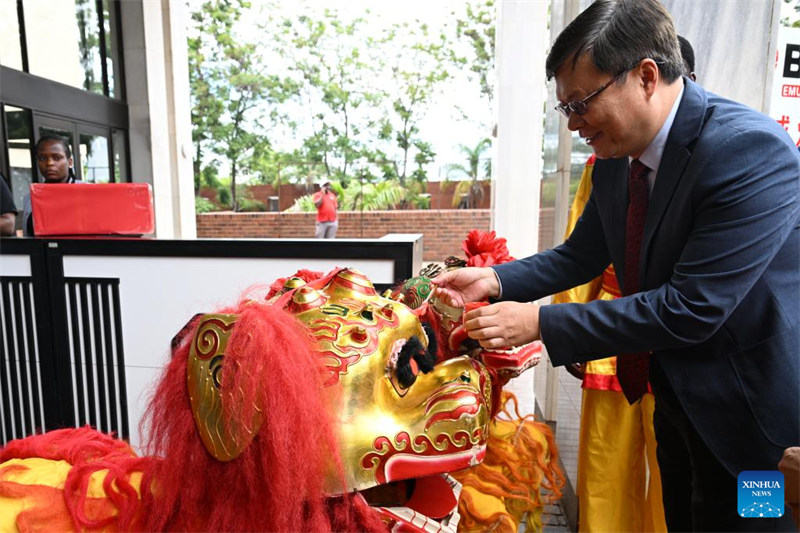 Balozi wa China nchini Zimbabwe Zhou Ding akipaka rangi macho ya simba kwenye sherehe za Sikukuu ya Mwaka Mpya wa Jadi wa China mjini Harare, Zimbabwe, Januari 11, 2025. (Xinhua/Xu Zheng)