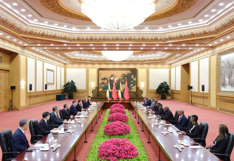 Rais wa China Xi Jinping akikutana na Waziri Mkuu wa Grenada Dickon Mitchell, ambaye yuko katika ziara rasmi nchini China, kwenye Jumba la Mikutano ya Umma la Beijing, China, Januari 13, 2025. (Xinhua/Ding Lin)