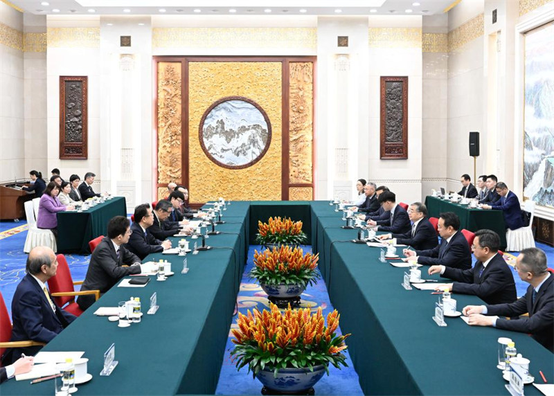 Li Shulei, mjumbe wa Ofisi ya Siasa ya Kamati Kuu ya Chama cha Kikomunisti cha China (CPC) ambaye pia ni Mkuu wa Idara ya Uenezi ya Kamati Kuu ya CPC, akikutana na ujumbe wa muungano wa vyama tawala vya Japan, ukiongozwa na Katibu Mkuu wa Chama cha Liberal Democratic Hiroshi Moriyama na Katibu Mkuu wa Chama cha Komeito Makoto Nishida, mjini Beijing, mji mkuu wa China, Januari 13, 2025. (Xinhua/Shen Hong)