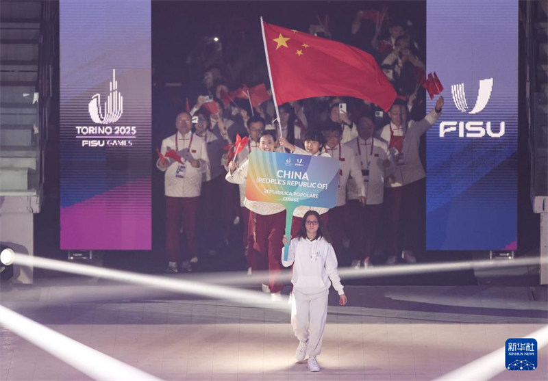 Ujumbe wa wanamichezo wanafunzi wa vyuo vikuu vya China ukiingia ukumbini kwenye hafla ya ufunguzi, Januari 13. (Picha na Li Jing/Xinhua)