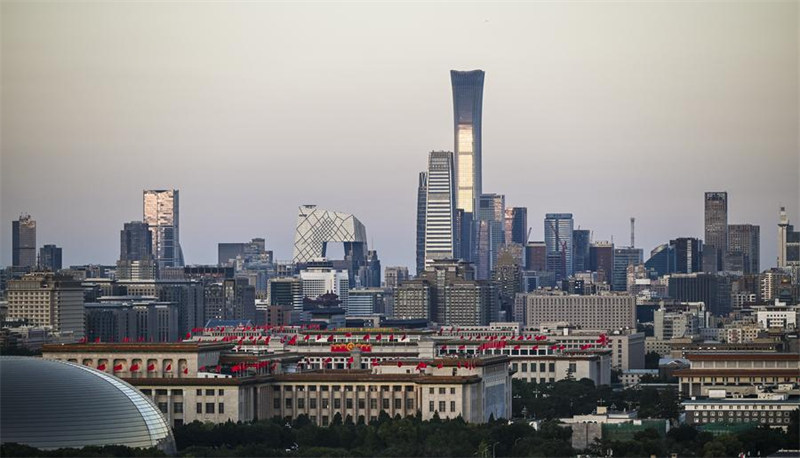 Picha hii iliyopigwa Septemba 2, 2024 ikionyesha mwonekano wa maghorofa ya eneo kuu la biashara (CBD) majira ya jioni mjini Beijing, mji mkuu wa China. (Xinhua/Wang Jianhua)
