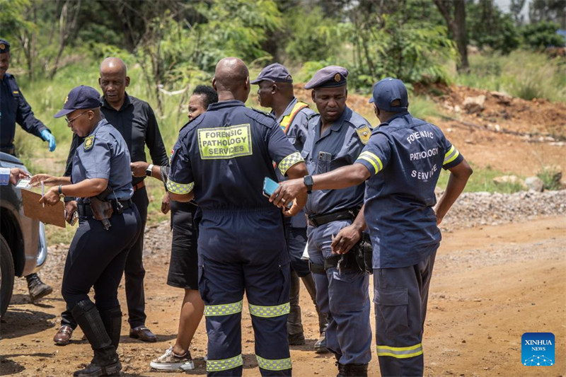 Maafisa wa polisi na wahudumu wa uchunguzi wa kitabibu wakifanya kazi kwenye operesheni ya uokoaji katika mgodi wa dhahabu uliotelekezwa mjini Stilfontein, Jimbo la Kaskazini Magharibi, Afrika Kusini, Januari 13, 2025. (Picha na Shiraaz Mohamed/Xinhua)