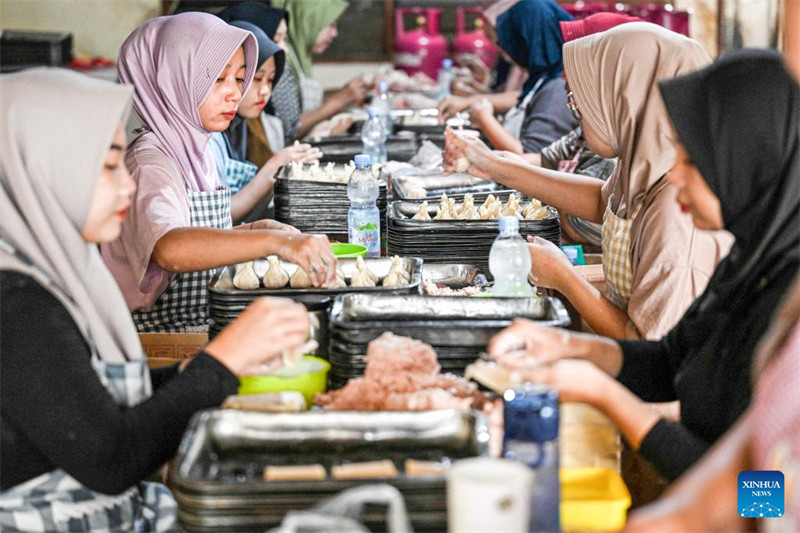Wafanyakazi wakitengeneza dim sum katika karakana huko Tangerang Kusini, Mkoa wa Banten, Indonesia, Januari 14, 2025. (Picha na Agung Kuncahya B./ Xinhua)