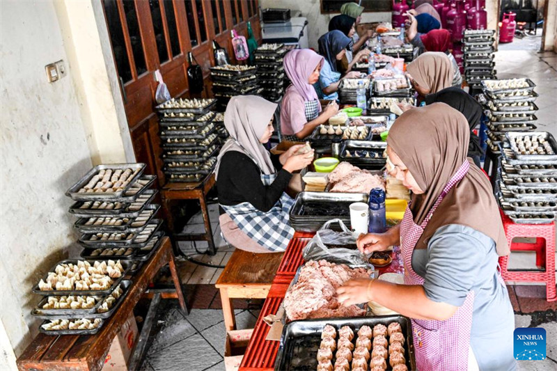 Mahitaji ya dim sum na vitafunio yaongezeka nchini Indonesia kabla ya Mwaka Mpya wa Jadi wa China
