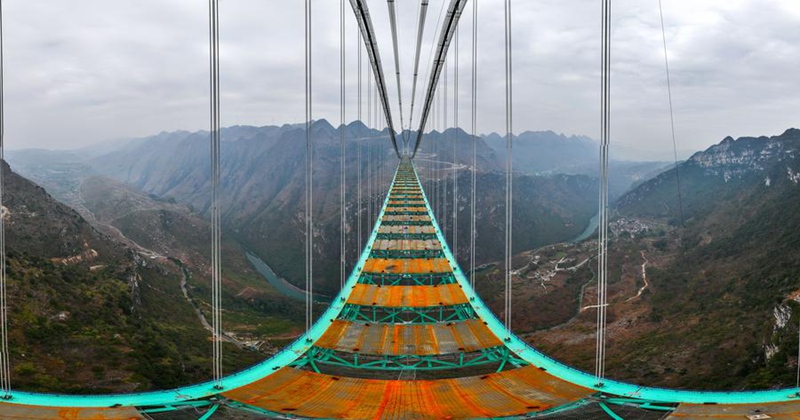 Picha iliyopigwa kwa droni ikionyesha mwonekano wa daraja kuu la Bonde la Huajiang katika Mkoa wa Guizhou, kusini magharibi mwa China, Januari 14, 2025. (Xinhua/Yang Wenbin)