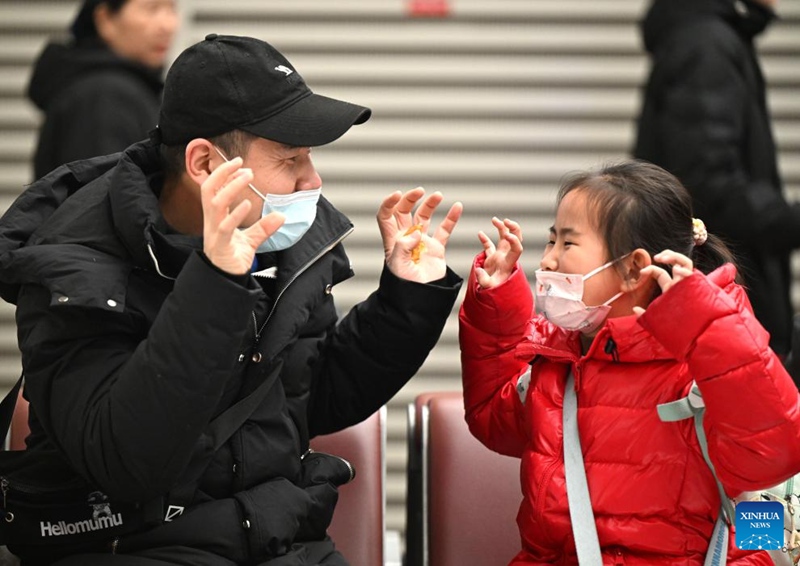 Baba akicheza mchezo na binti yake katika Stesheni ya Reli ya Zhengzhou Mashariki mjini Zhengzhou, Mkoa wa Henan, katikati mwa China, Januari 14, 2025. (Xinhua/Li Jianan)