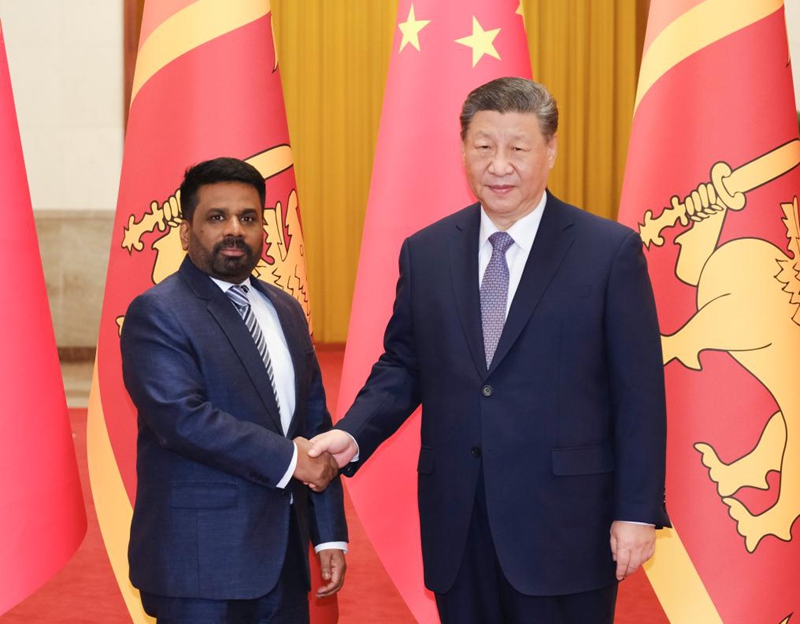 Rais wa China Xi Jinping akipeana mkono na Rais wa Sri Lanka Anura Kumara Dissanayake kwenye Jumba la Mikutano ya Umma  la Beijing,  China, Januari 15, 2025. (Xinhua/Ding Lin)