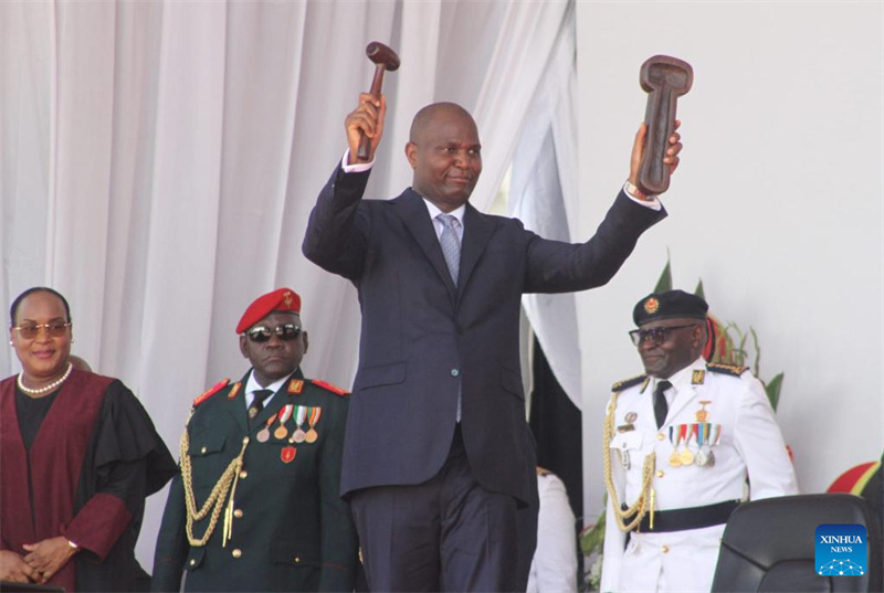 Rais mpya wa Msumbiji Daniel Francisco Chapo akionyesha ishara ya mamlaka aliyopokea kutoka kwa Lucia Ribeiro, Mwenyekiti wa Baraza la Katiba la nchi hiyo, kwenye hafla ya kuapishwa kwake mjini Maputo, Msumbiji, Januari 15, 2025. (AIM/kupitia Xinhua)