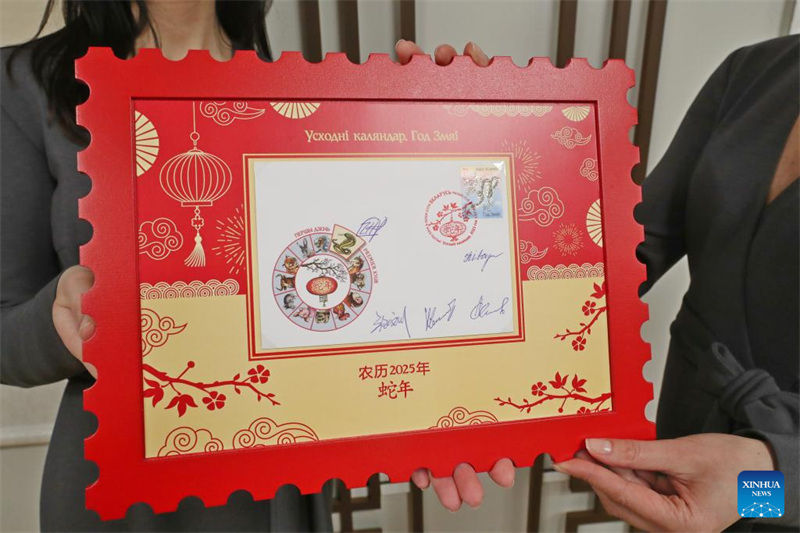 Stempu za mwaka mpya wa nyoka zatolewa katika Taasisi ya Confucius mjini Minsk, Belarus