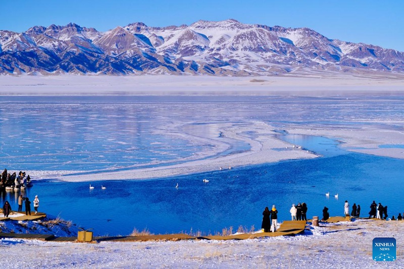 Watalii wakitembelea Ziwa Sayram katika Eneo linalojiendesha la Kabila la Wamongolia la Bortala, Mkoa unaojiendesha wa Kabila la Wauygur wa Xinjiang, Kaskazini Magharibi mwa China, Januari 14, 2025.