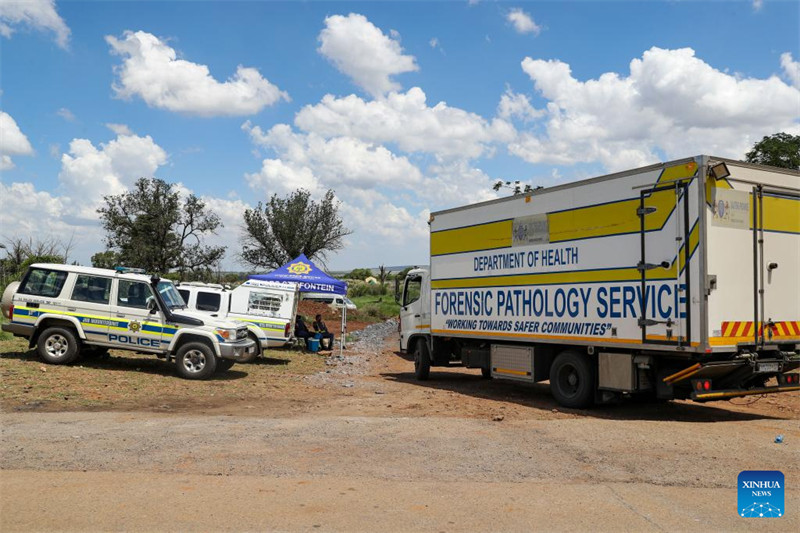 Magari yakiwa yameegeshwa karibu na eneo la operesheni ya uokoaji la mgodi wa dhahabu uliotelekezwa mjini Stilfontein, Jimbo la Kaskazini Magharibi, Afrika Kusini, Januari 16, 2025. (Xinhua/Zhang Yudong)