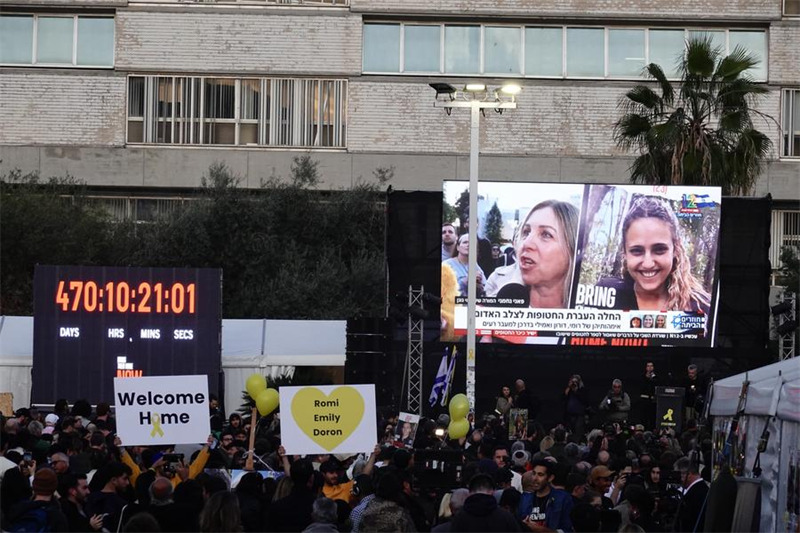 Watu wakiwa wamekusanyika uwanjani kukaribisha kurejea kwa mateka watatu wa kwanza wa Israel walioachiliwa kutoka Ukanda wa Gaza baada ya usimamishaji mapigano kuanza kutekelezwa, Tel Aviv, Israel, Januari 19, 2025. (Xinhua/Wang Zhuolun)