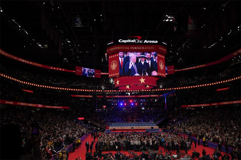Watu wakitazama matangazo moja kwa moja ya hafla ya kuapishwa kwa rais wa 47 wa Marekani kwenye Ukumbi wa Capital One mjini Washington, D.C., Marekani, Januari 20, 2025. (Xinhua/Wu Xiaoling)