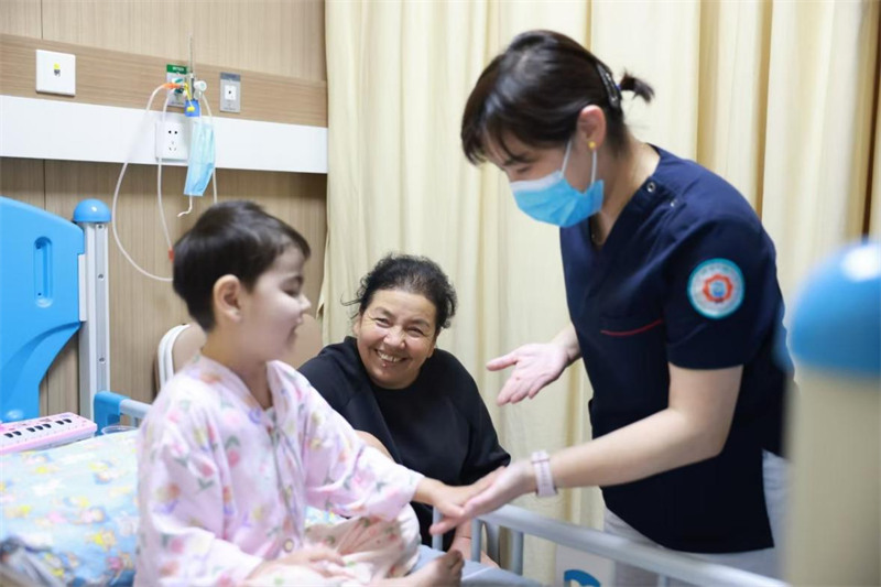 Xiao Yiyi, mama wake (katikati) na mama Shan (kulia) wakiwa wodini. (Picha imetolewa na Hospitali ya Watoto ya Chuo Kikuu cha Zhejiang)