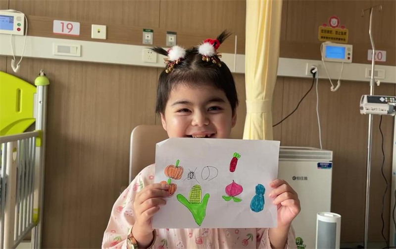 Baada ya utunzaji mzuri, hali ya Xiao Yiyi imekuwa bora zaidi siku hadi siku. (Picha imetolewa na Hospitali ya Watoto ya Chuo Kikuu cha Zhejiang)