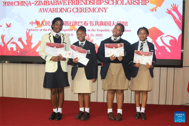 Watunukiwa wakionyesha vyeti vyao katika hafla ya kutoa Ufadhili wa Masomo wa Urafiki kati ya China na Zimbabwe kwenye ubalozi wa China mjini Harare, Zimbabwe, Januari 21, 2025. (Xinhua/Tafara Mugwara)