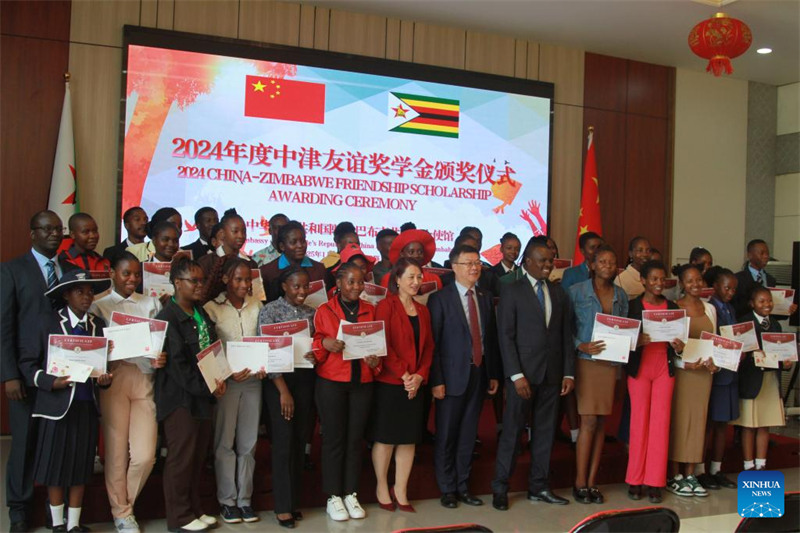 Wanafunzi 52 wa Zimbabwe watunukiwa Ufadhili wa Masomo wa Urafiki kati ya China na Zimbabwe